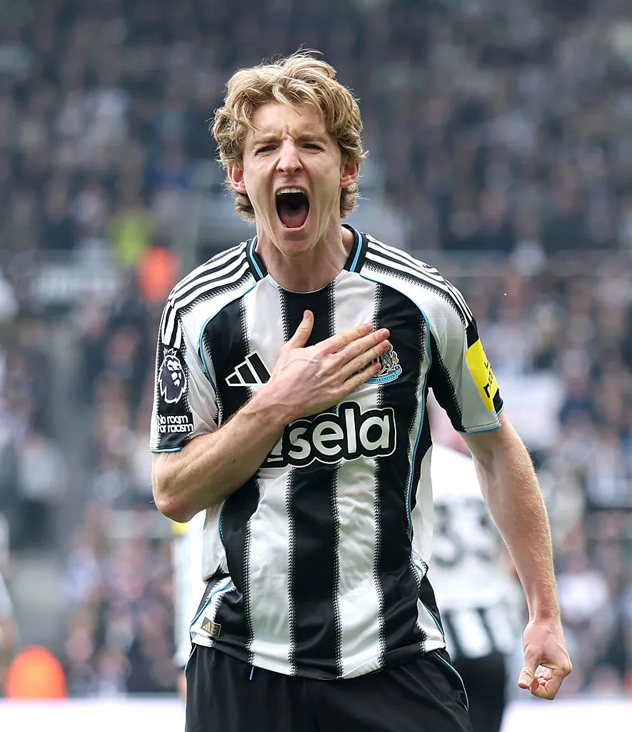 Atacante Anthony Gordon, do Newcastle, se tornou uma prioridade para o Barcelona (Foto: Carl Recine/Getty Images)