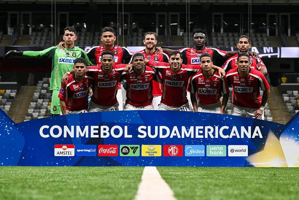 Jogadores do Caracas posam para fotos antes da partida entre Atlético Mineiro e Caracas, válida pela CONMEBOL Sul-Americana 2025, no Estádio Arena MRV, em Belo Horizonte, Brasil, em 15 de maio de 2025. (Foto de Pedro Vilela/Getty Images)