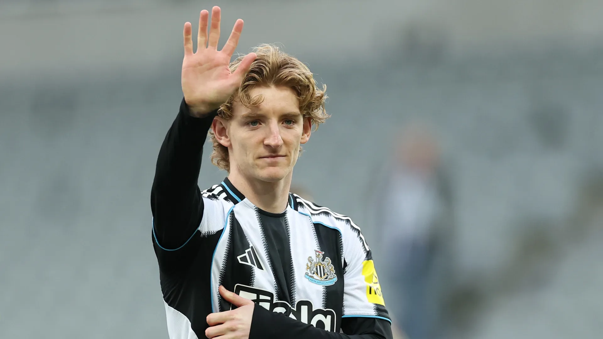 Anthony Gordon após partida com a camisa do Newcastle