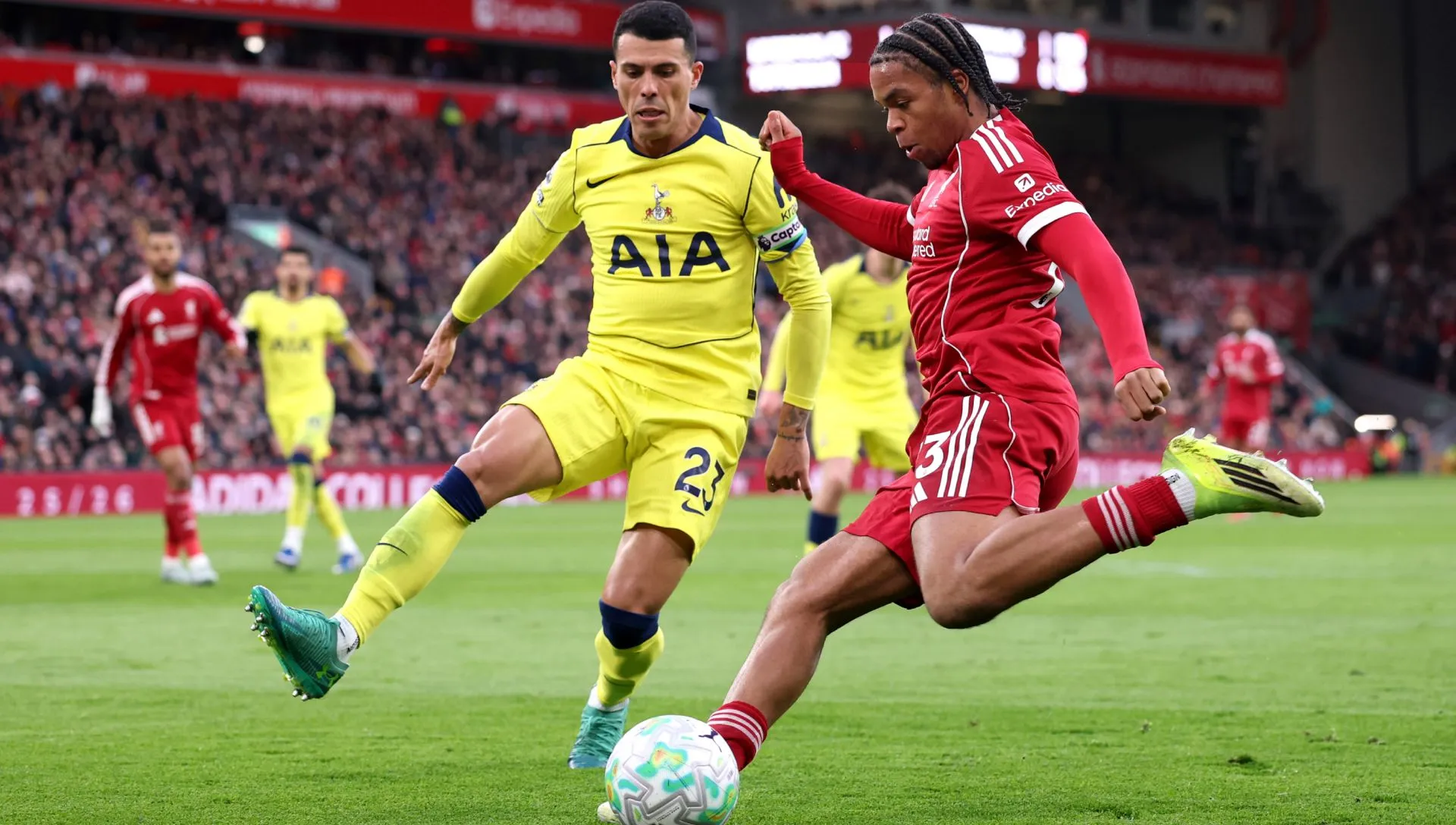 Pedro Porro, do Tottenham, durante partida da Premier League. Foto: Michael Regan/Getty Images