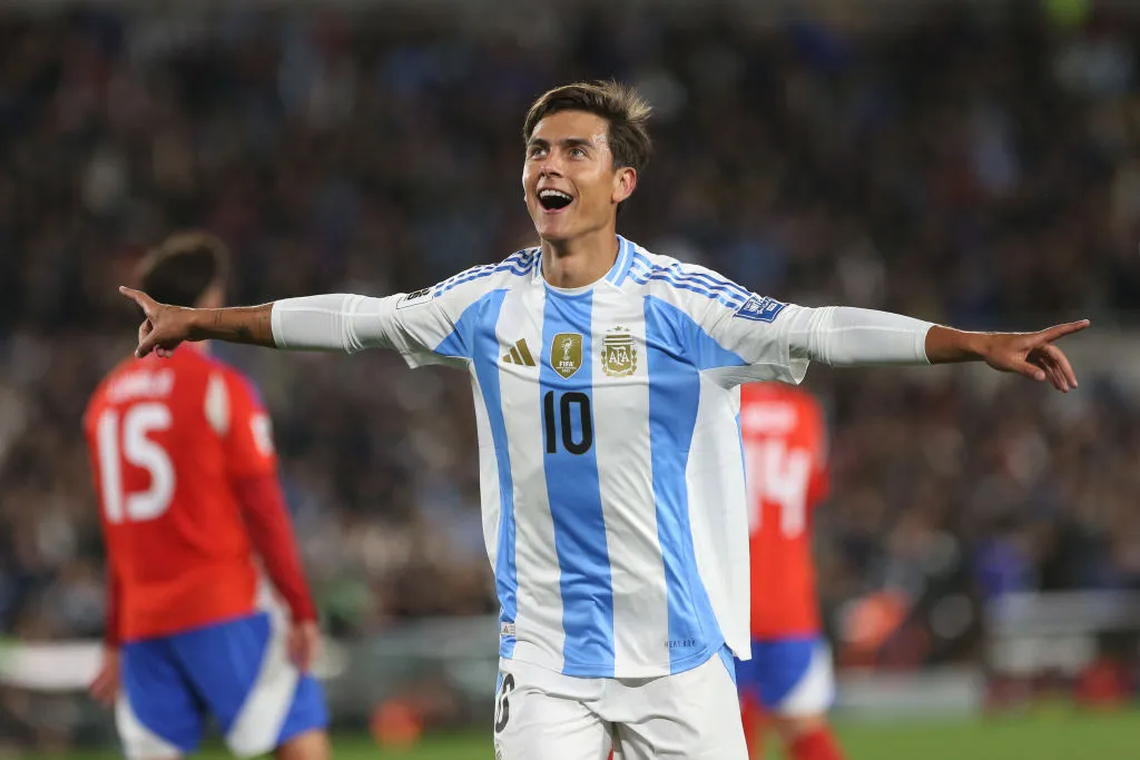 Treinador da Argentina, Scaloni, comentou sobre a ausência de Dybala na pré-lista da Seleção (Foto: Daniel Jayo/Getty Images)