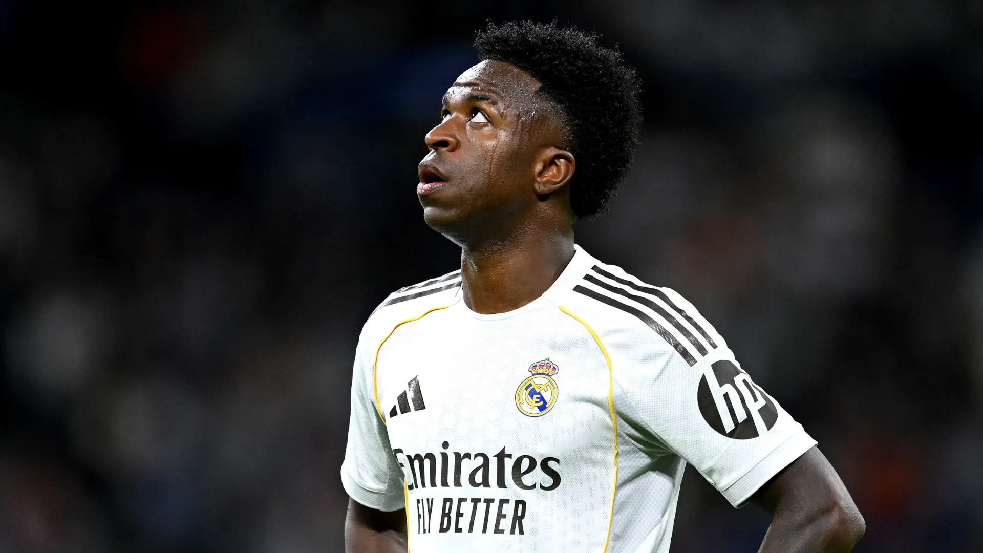 Vinicius Junior olha para o alto em jogo do Real Madrid