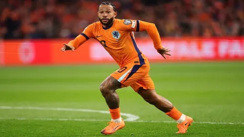 Memphis Depay em partida da Holanda em 2025 - Dean Mouhtaropoulos/Getty Images