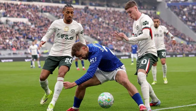 João Pedro e Cole Palmer, do Chelsea, durante partida da Premier League. Foto: Alex Livesey/Getty Images