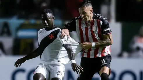 Jogadores disputam a bola em Barracas Central x Vasco. Foto: Marcelo Endelli/Getty Images