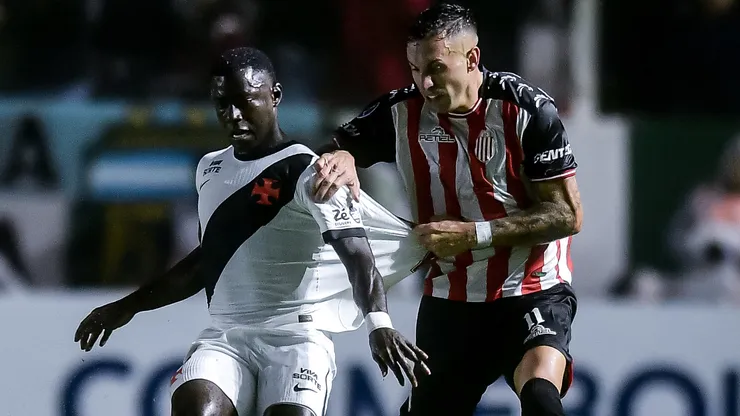 Jogadores disputam a bola em Barracas Central x Vasco. Foto: Marcelo Endelli/Getty Images