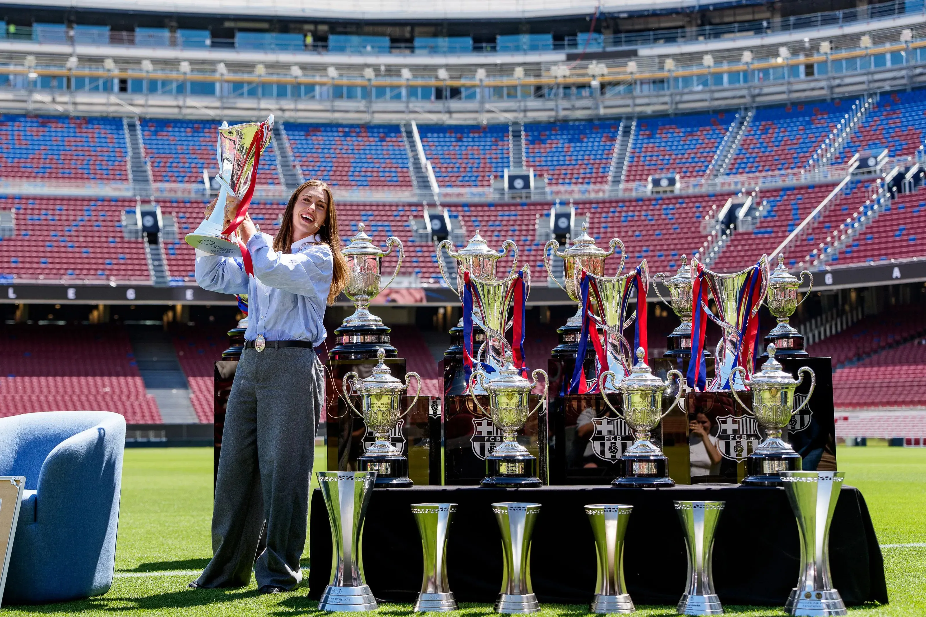 Alexia Putellas ao lado de varias taças que conquistou pelo Barcelona