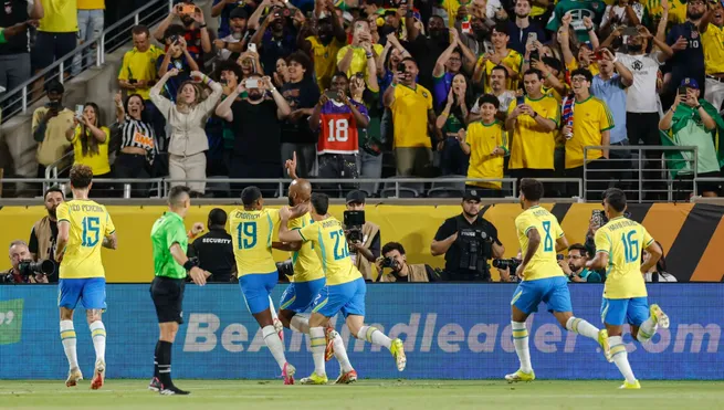 Jogadores da Seleção Brasileira comemoram gol durante amistoso. Foto: IMAGO/Newscom World