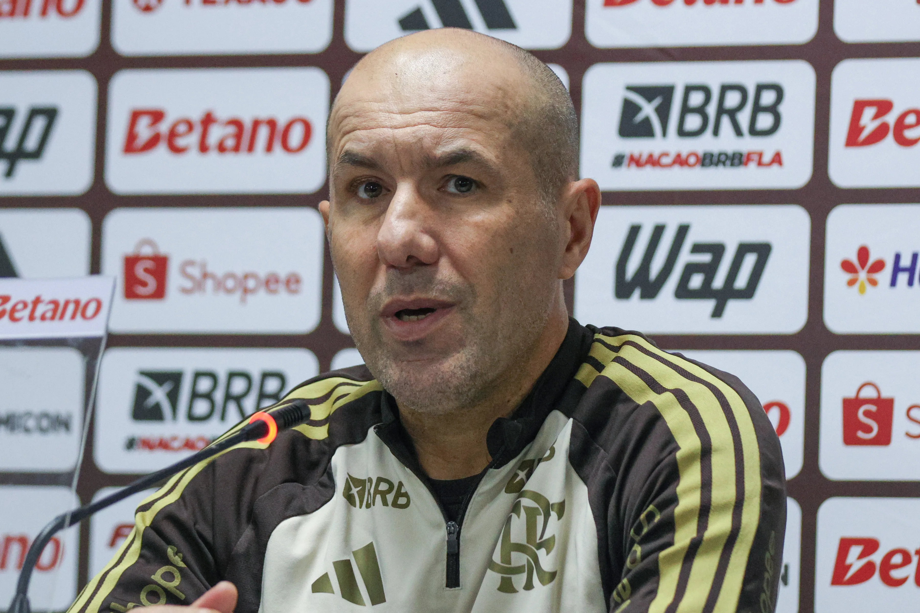 Leonardo Jardim em entrevista – Foto: Robson Mafra/AGIF