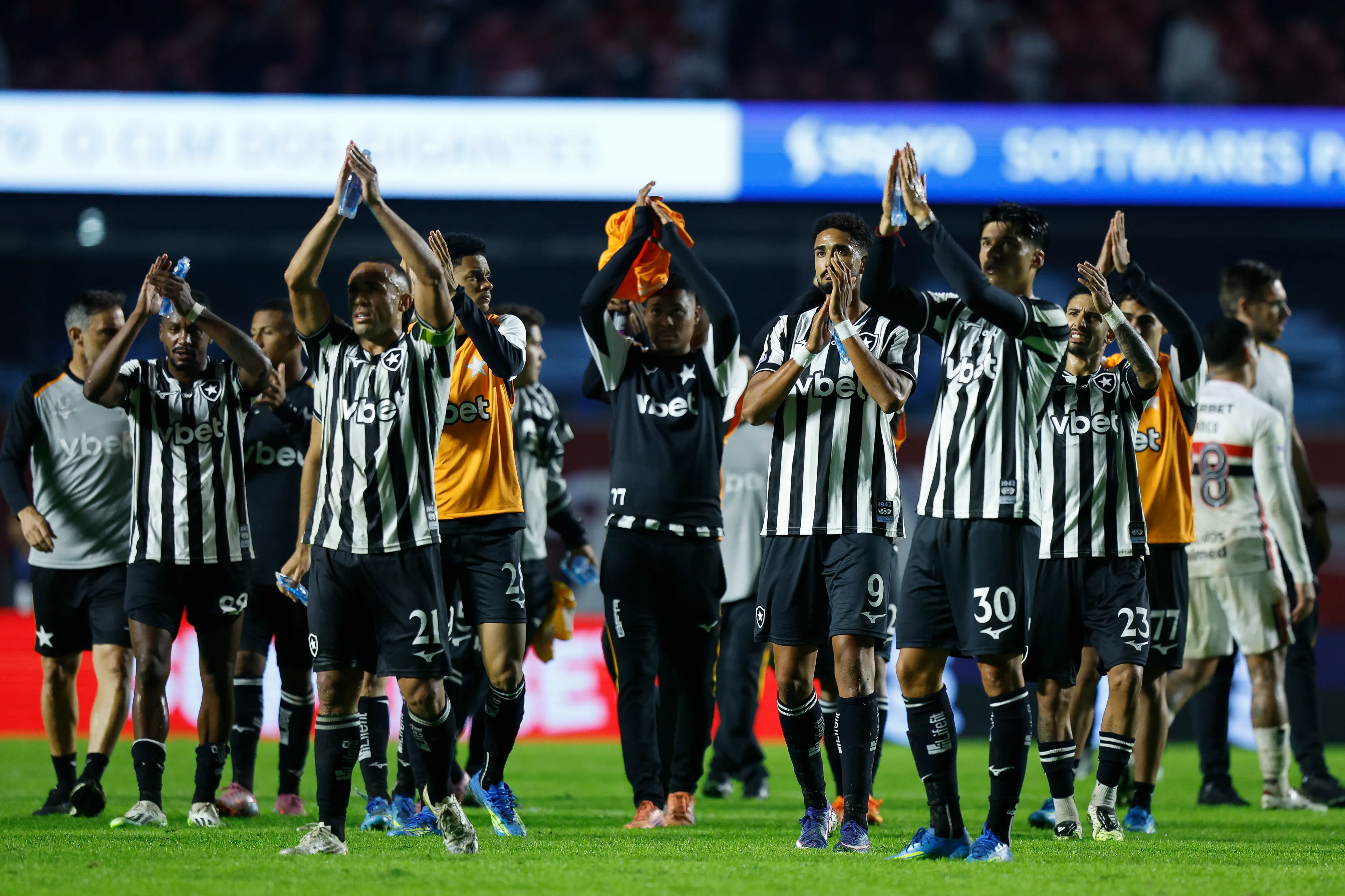 Jogadores do Botafogo aplaudem a torcida após partida. (Photo by Miguel Schincariol/Getty Images)