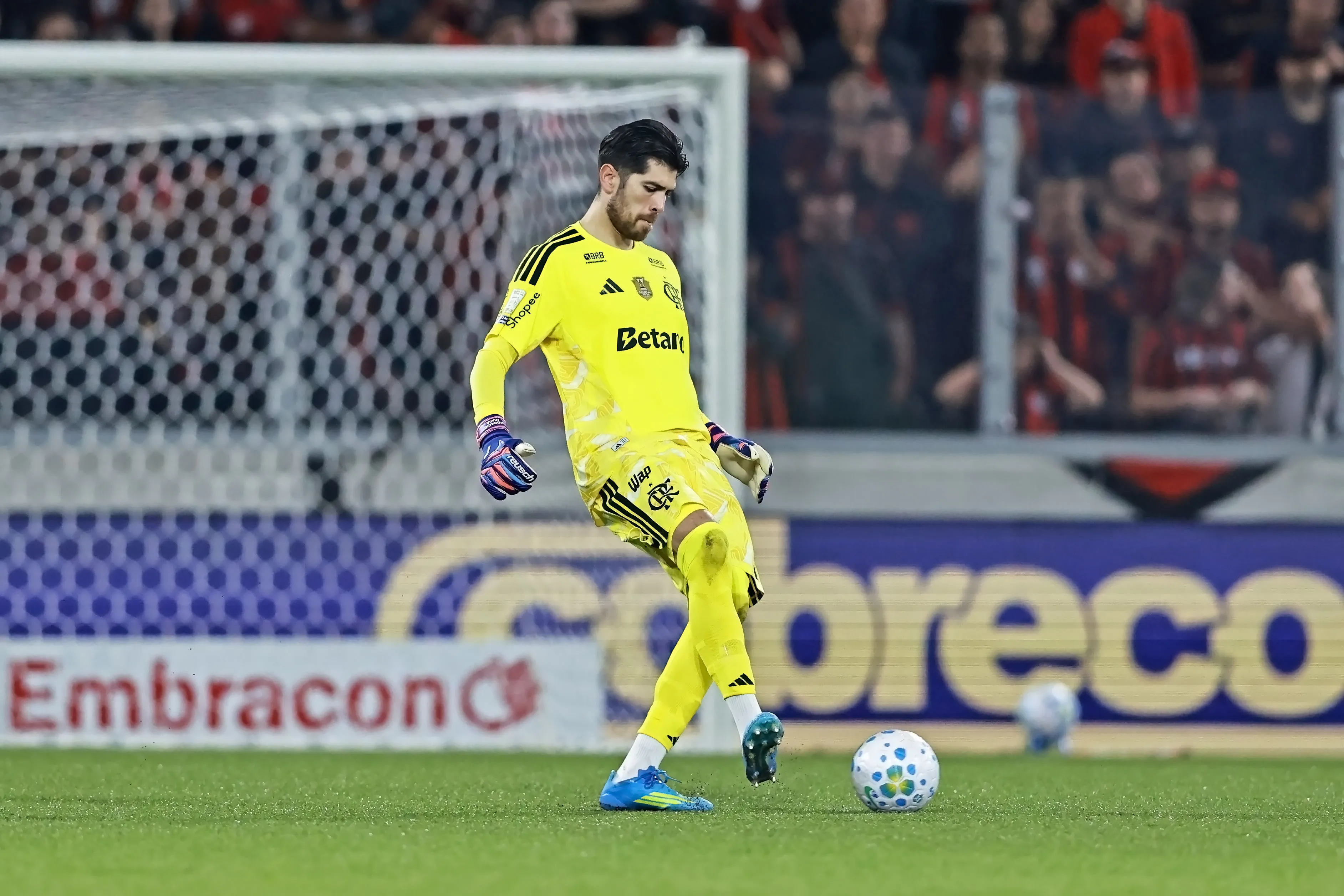 Agustín Rossi em ação pelo Flamengo. (Foto: Heuler Andrey/Getty Images)