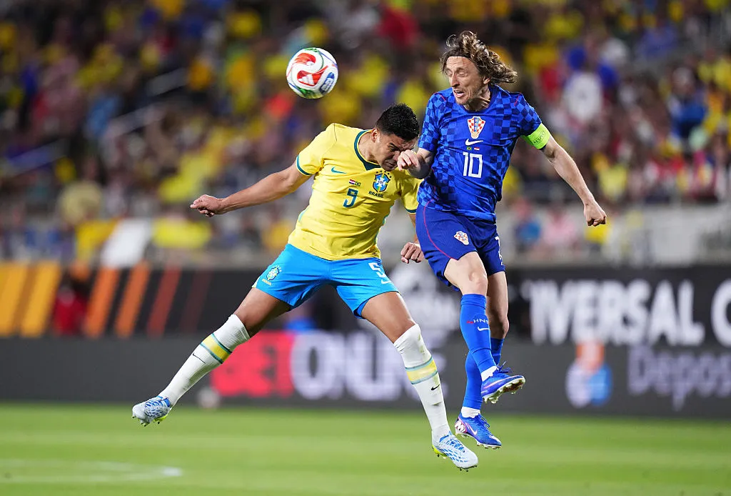 Luka Modric disputa com Richarlison. (Photo by Rich Storry/Getty Images)