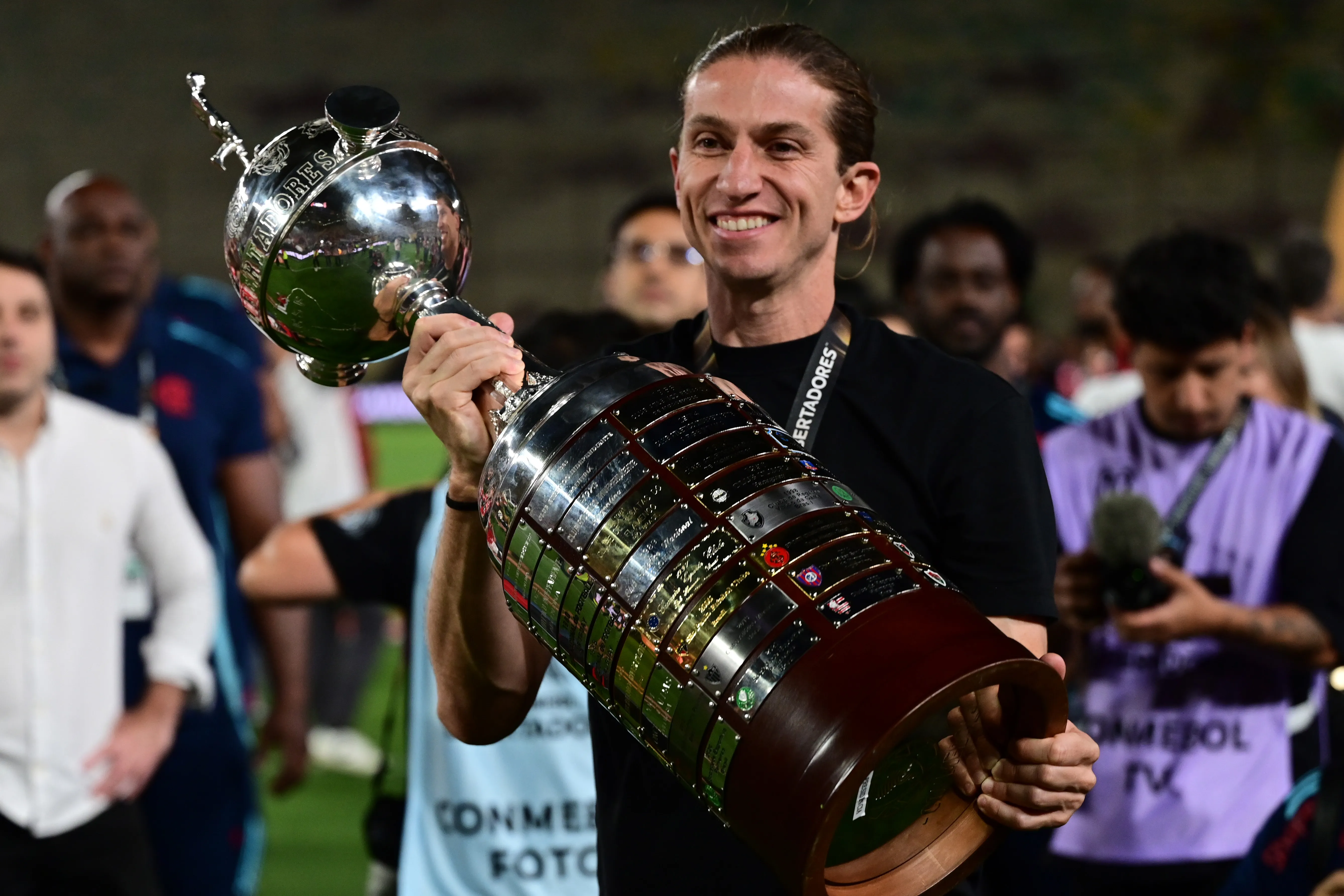 Filipe Luís segurando a taça da Libertadores (Foto: Rodrigo Valle/Getty Images)