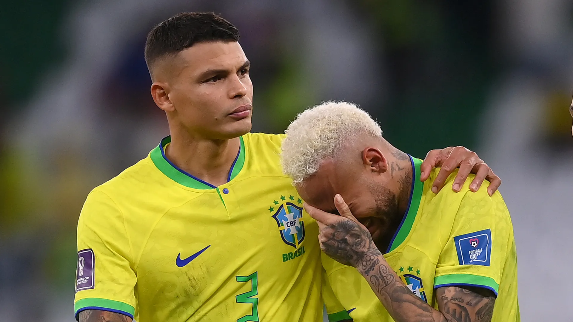 Neymar chora ao lado de Thiago Silva