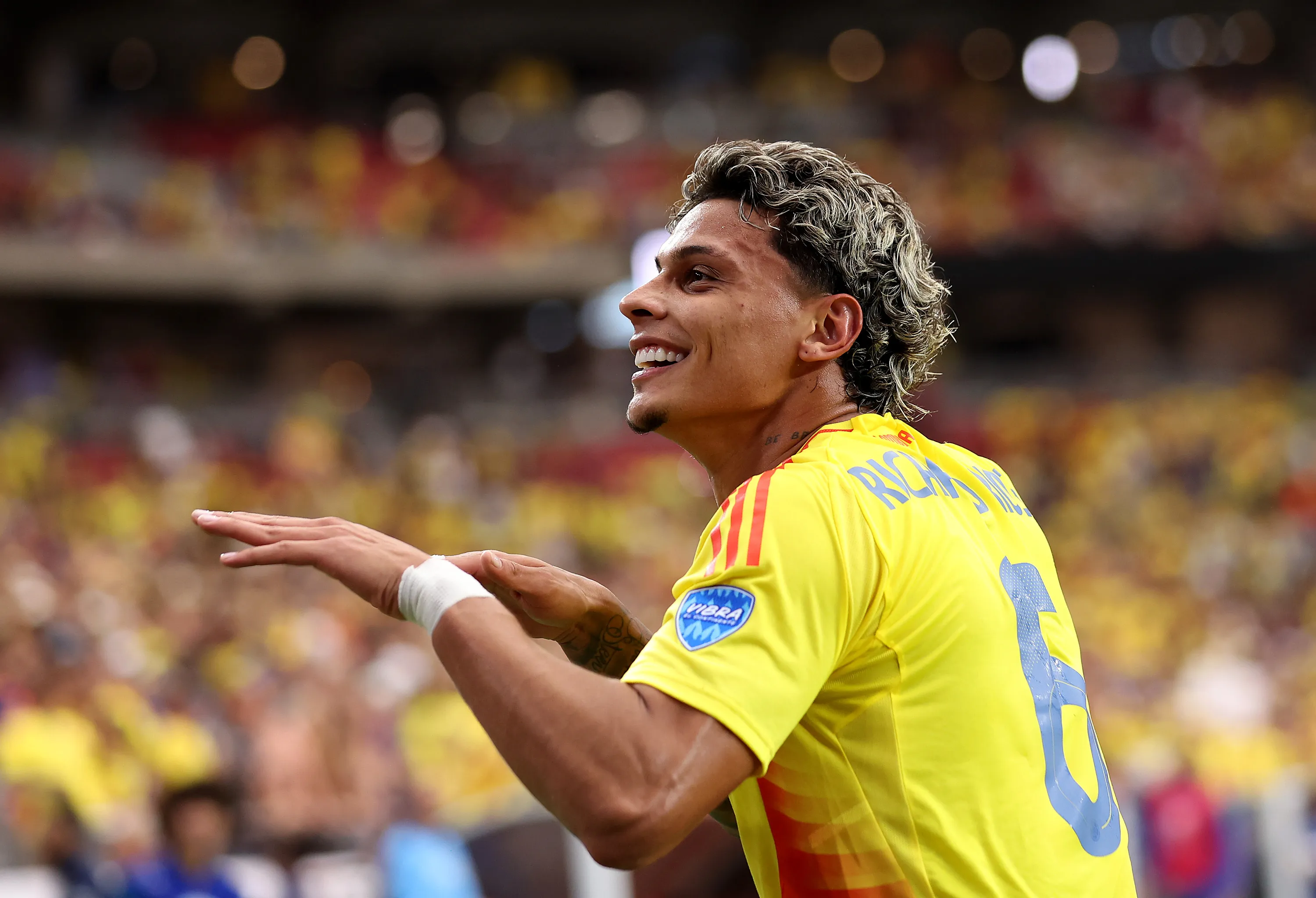 Richard Ríos comemorando um gol pela Colômbia (Foto: Ezra Shaw/Getty Images)