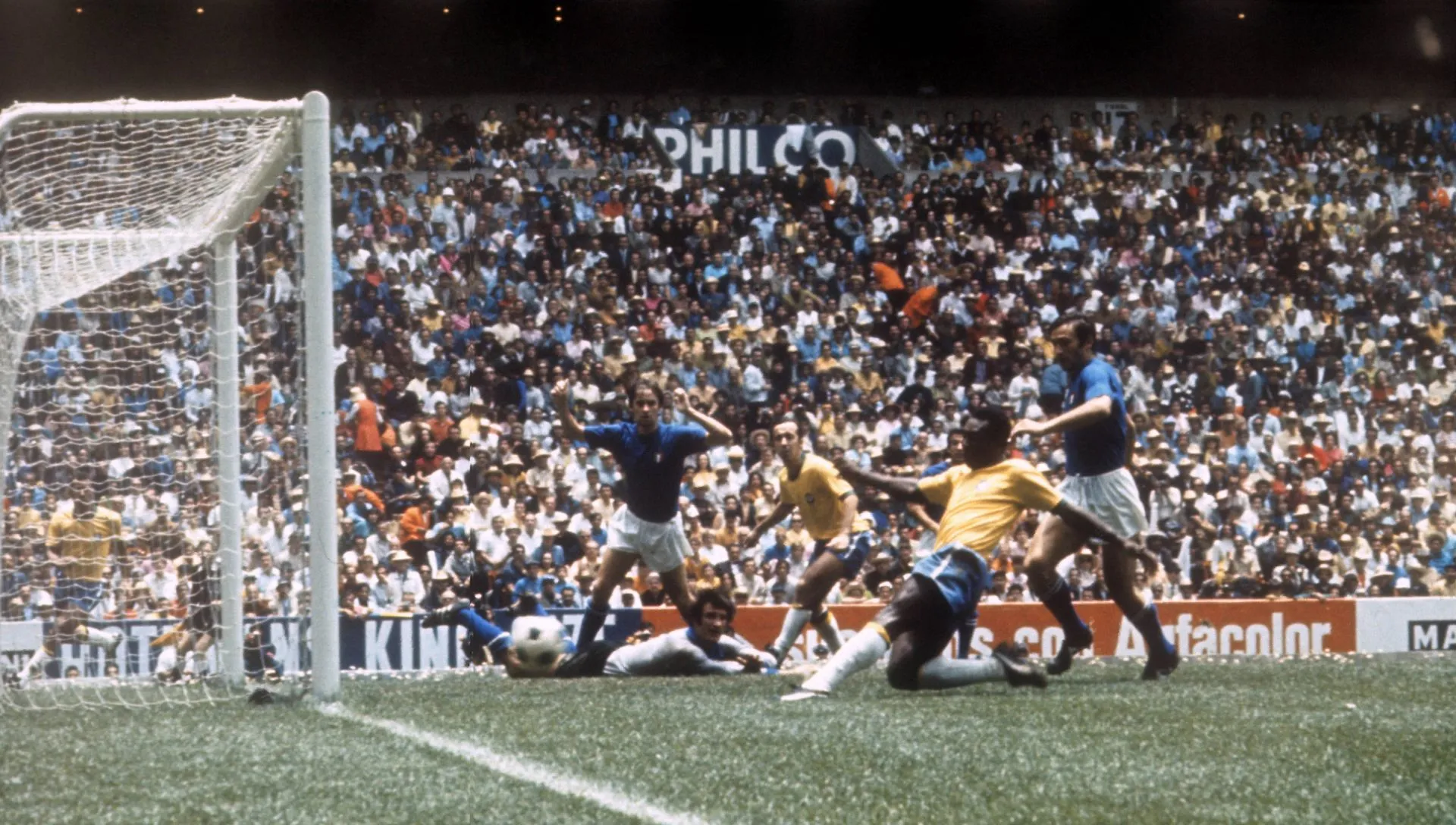 Pelé com uma grande chance de gol na final da Copa do Mundo de 1970. Foto: IMAGO/Horstmüller
