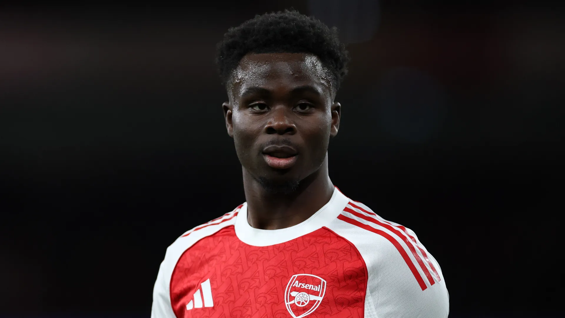 Bukayo Saka com olhar sério durante jogo do Arsenal