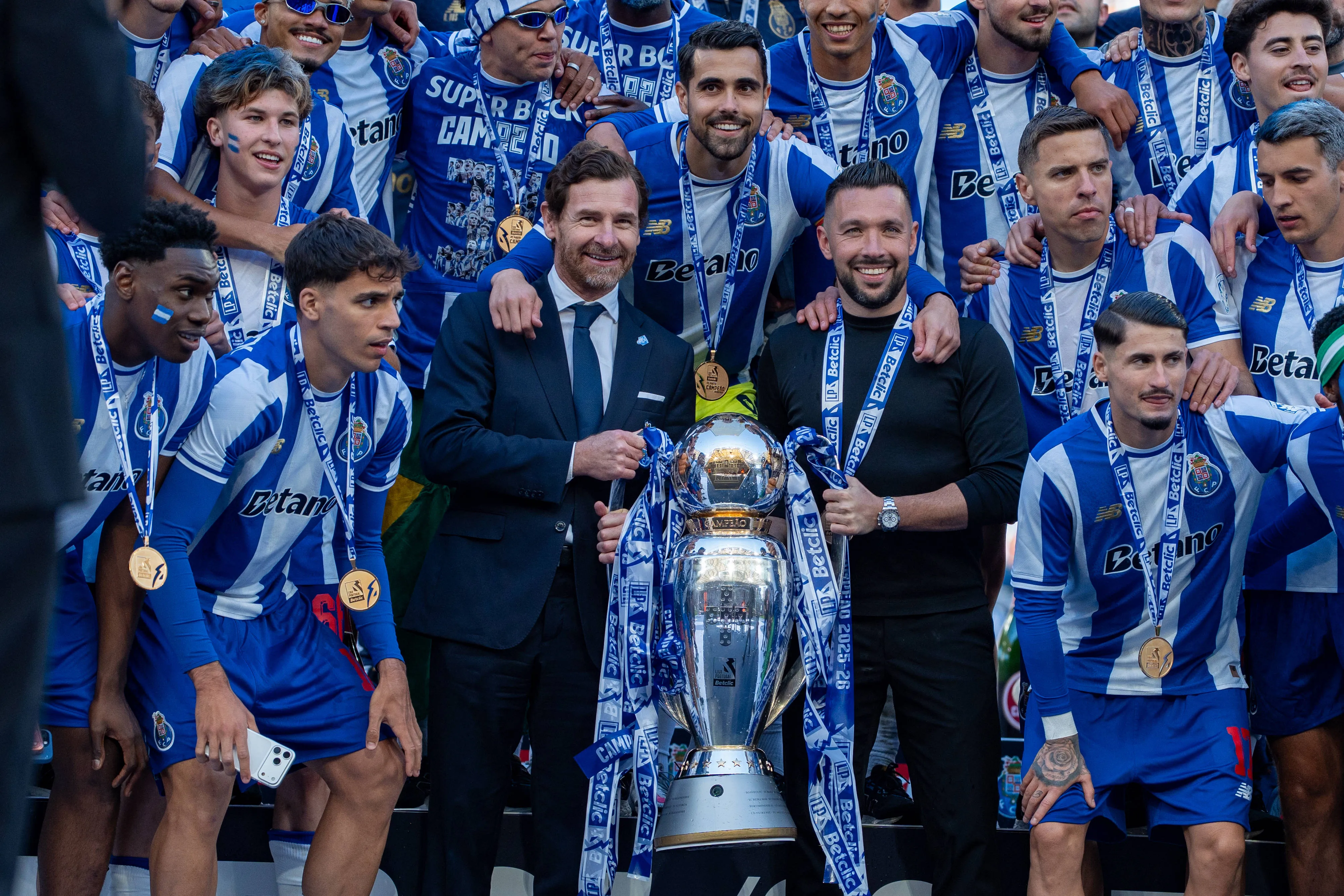 Villas-Boas, Farioli e jogadores do Porto levantam troféu da Liga Portugal. Foto: IMAGO/Ball Raw Images