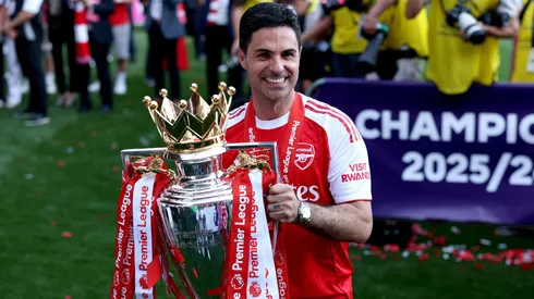 Arteta com o troféu de campeão da Premier League e vestido com o uniforme do Arsenal