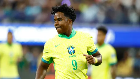 Endrick em jogo da Seleção Brasileira (Ronald Martinez/Getty Images)