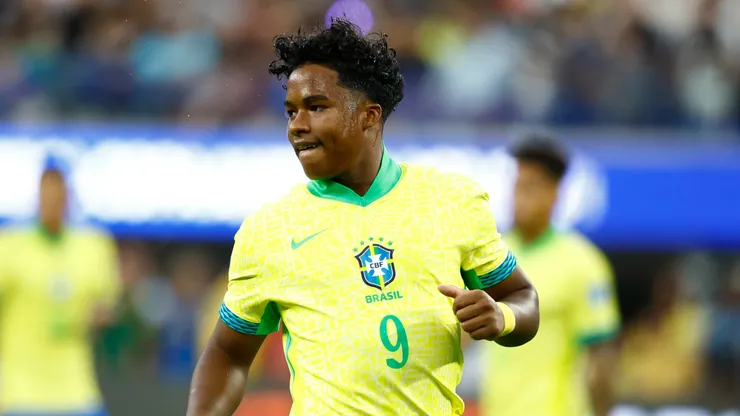 Endrick em jogo da Seleção Brasileira (Ronald Martinez/Getty Images)