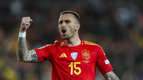 Aleix Garcia vestindo a camisa da Espanha