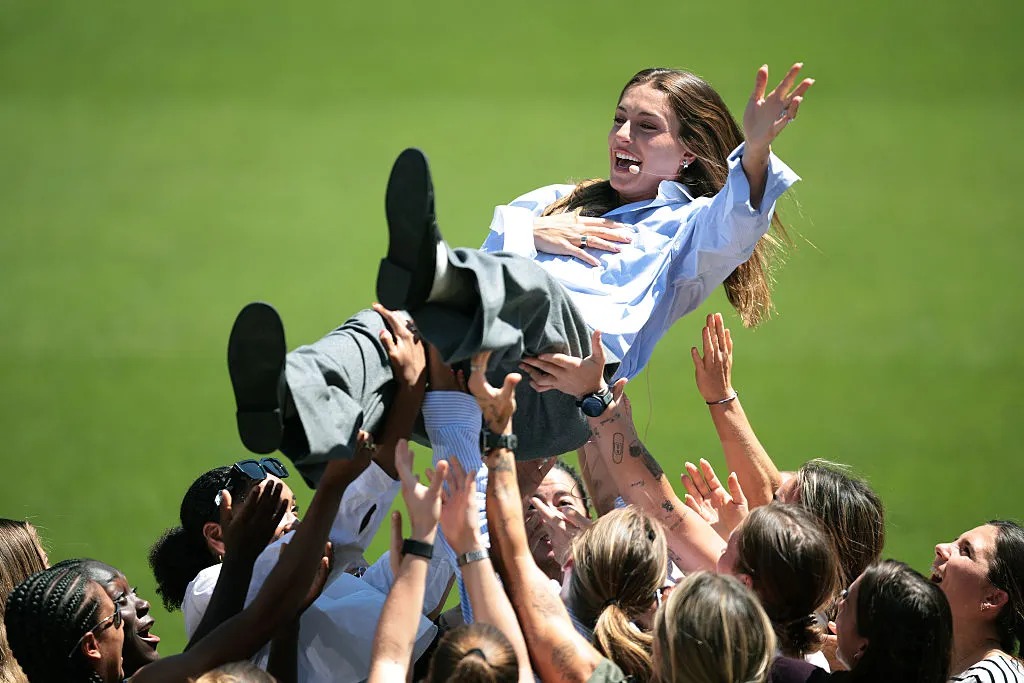 Alexia Putellas sendo jogada para o alto pelas jogadoras do Barcelona – Foto: Eric Alonso/Getty Images