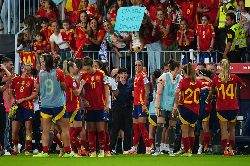 Sonia Bermúdez junto com as jogadoras da Espanha – Foto: Angel Martinez/Getty Images