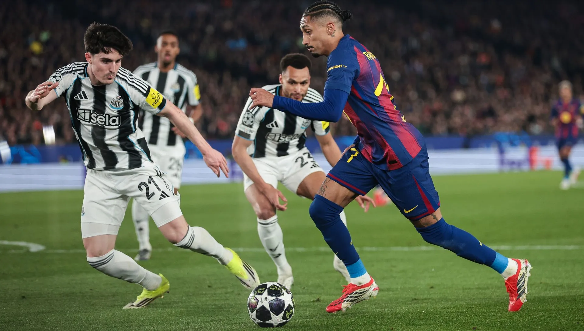 Raphinha, do Barcelona, disputa a bola durante partida da Champions League. Foto: Eric Alonso/Getty Images