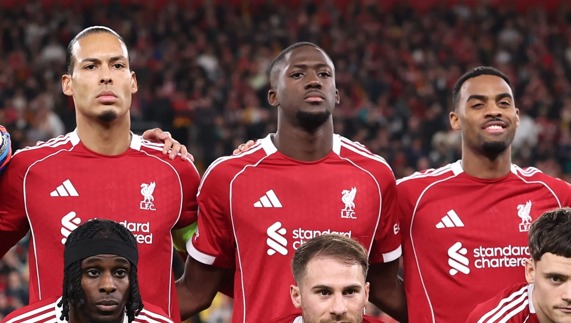 Van Dijk, Konaté e Gravenberch em jogo do Liverpool