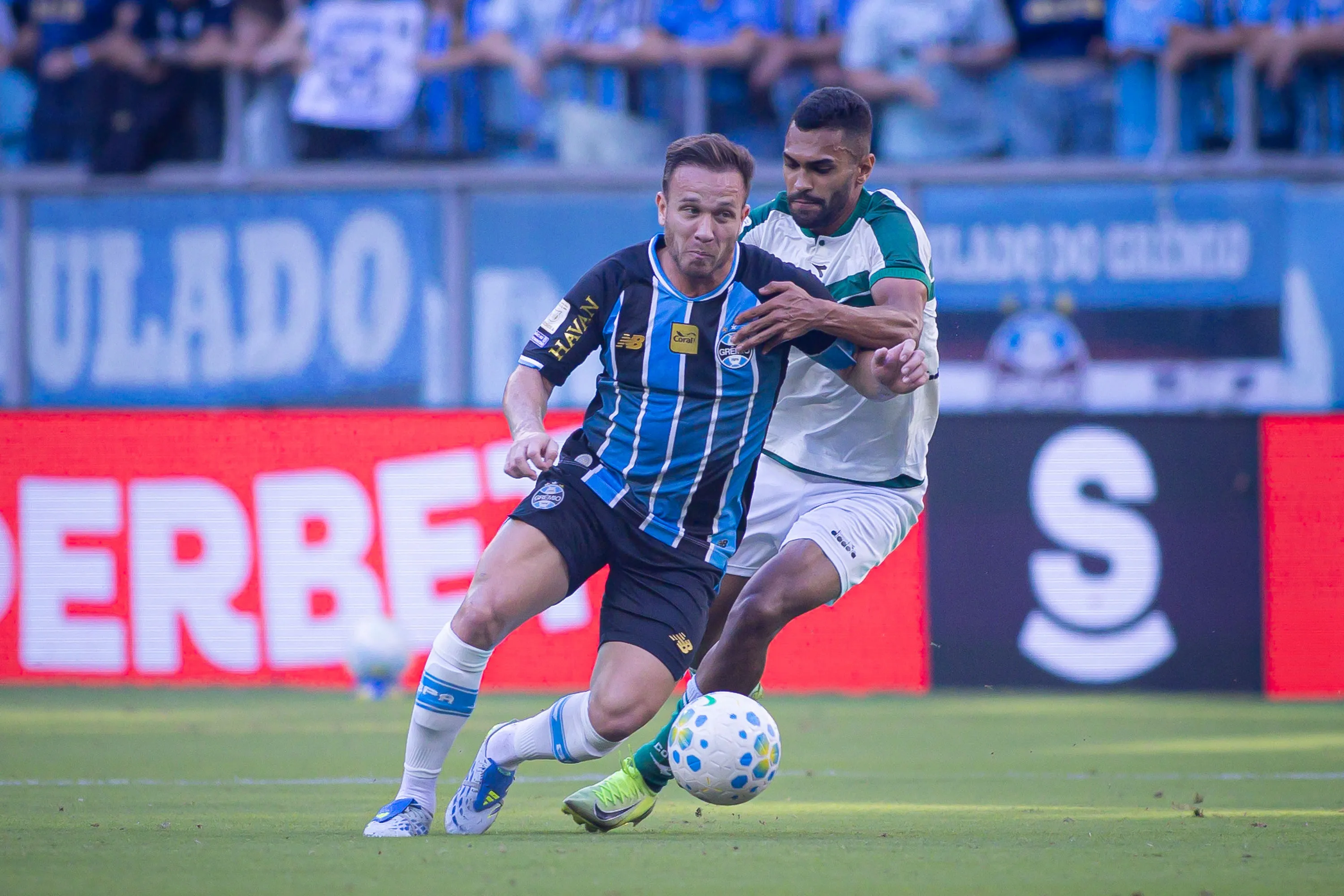 Arthur Melo em ação pelo Grêmio no Brasileirão. Foto: Maxi Franzoi/AGIF
