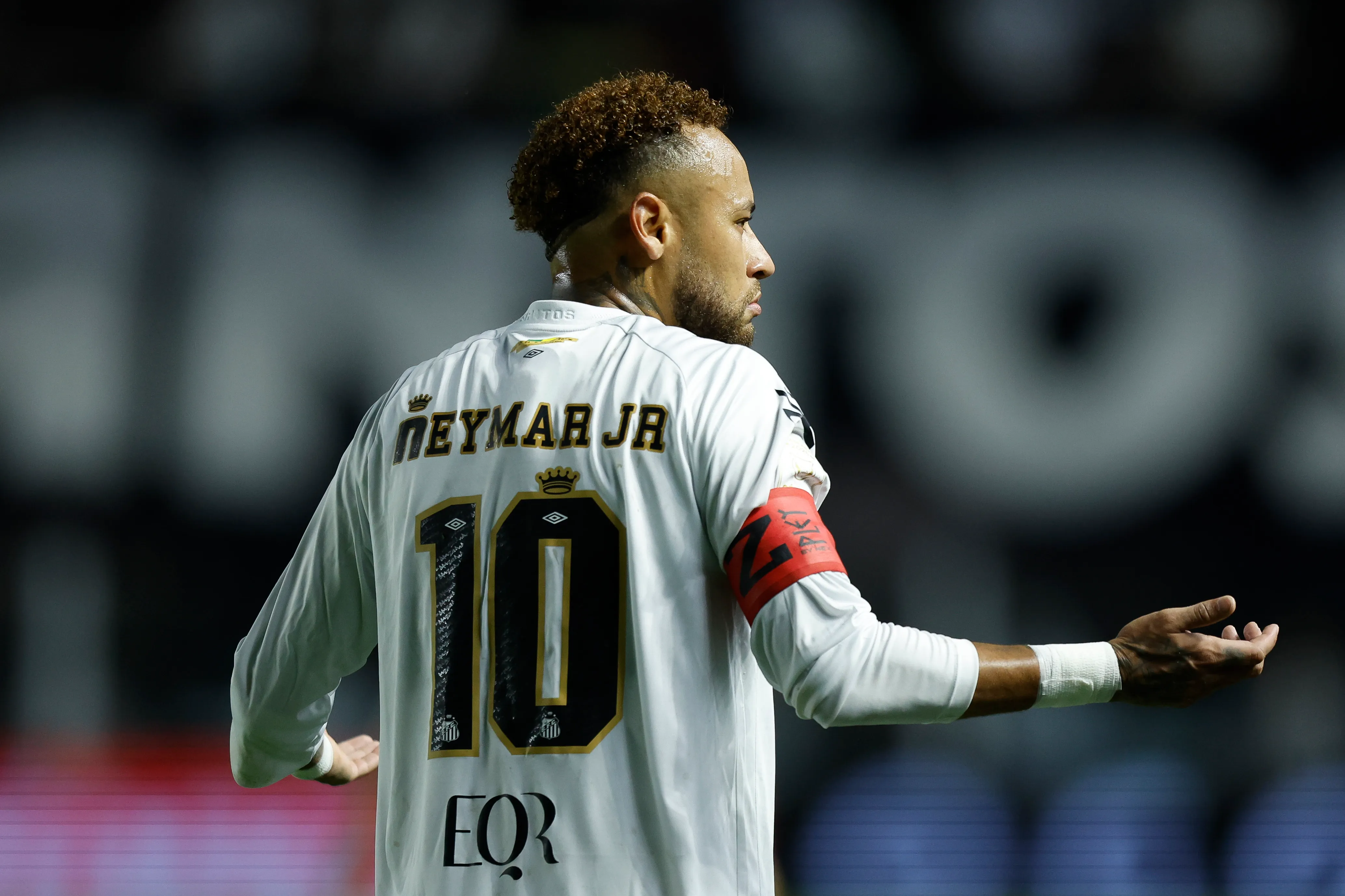 Neymar em campo pelo Santos (Foto: Miguel Schincariol/Getty Images)