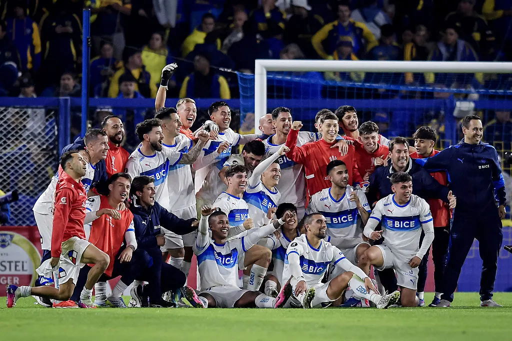 Jogadores da Universidad Catolica celebram a classificação às oitavas após vencerem o Boca Juniors, na Argentina (Foto: Marcelo Endelli/Getty Images)