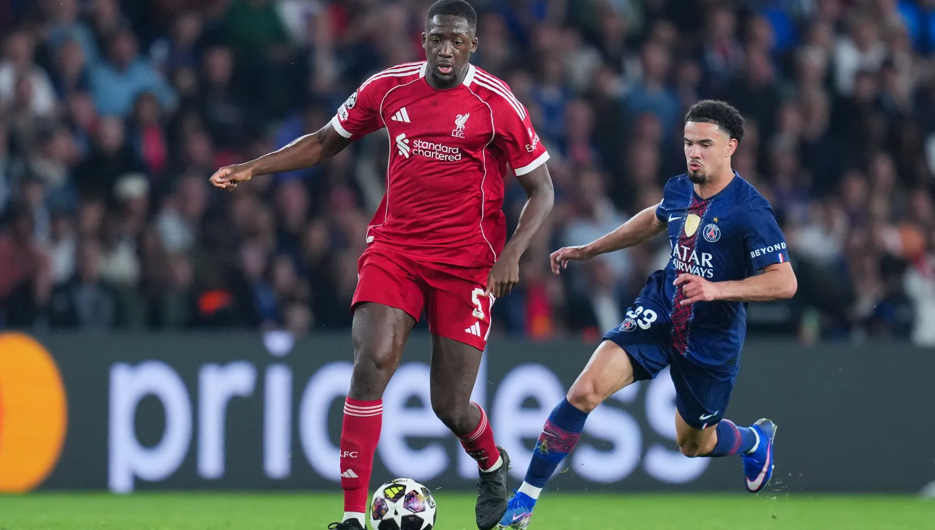 Ibrahima Konaté, do Liverpool, controla a bola enquanto está sob pressão durante partida da Champions League. Foto: Franco Arland/Getty Images