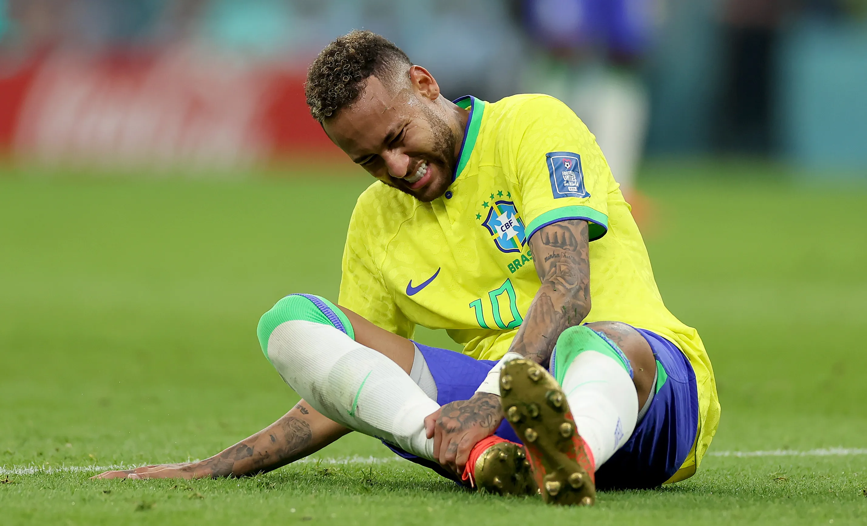 Neymar está abatido com a lesão na panturrilha, segundo a jornalista Joanna de Assis (Foto: Lars Baron/Getty Images)