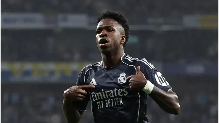 Vinícius Júnior comemora gol pelo Real Madrid contra o Espanyol. (Photo by Judit Cartiel/Getty Images)