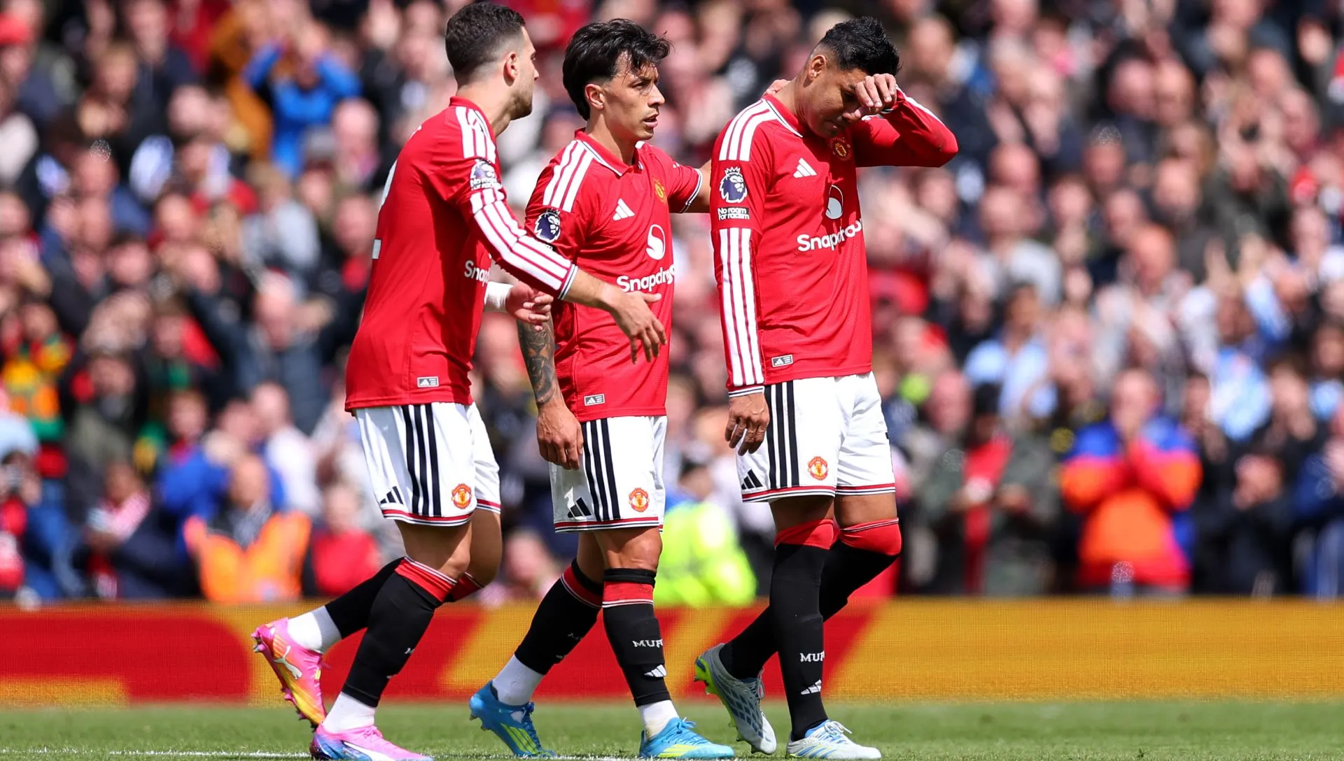 Casemiro durante despedida em partida da Premier League. Foto: Molly Darlington/Getty Images