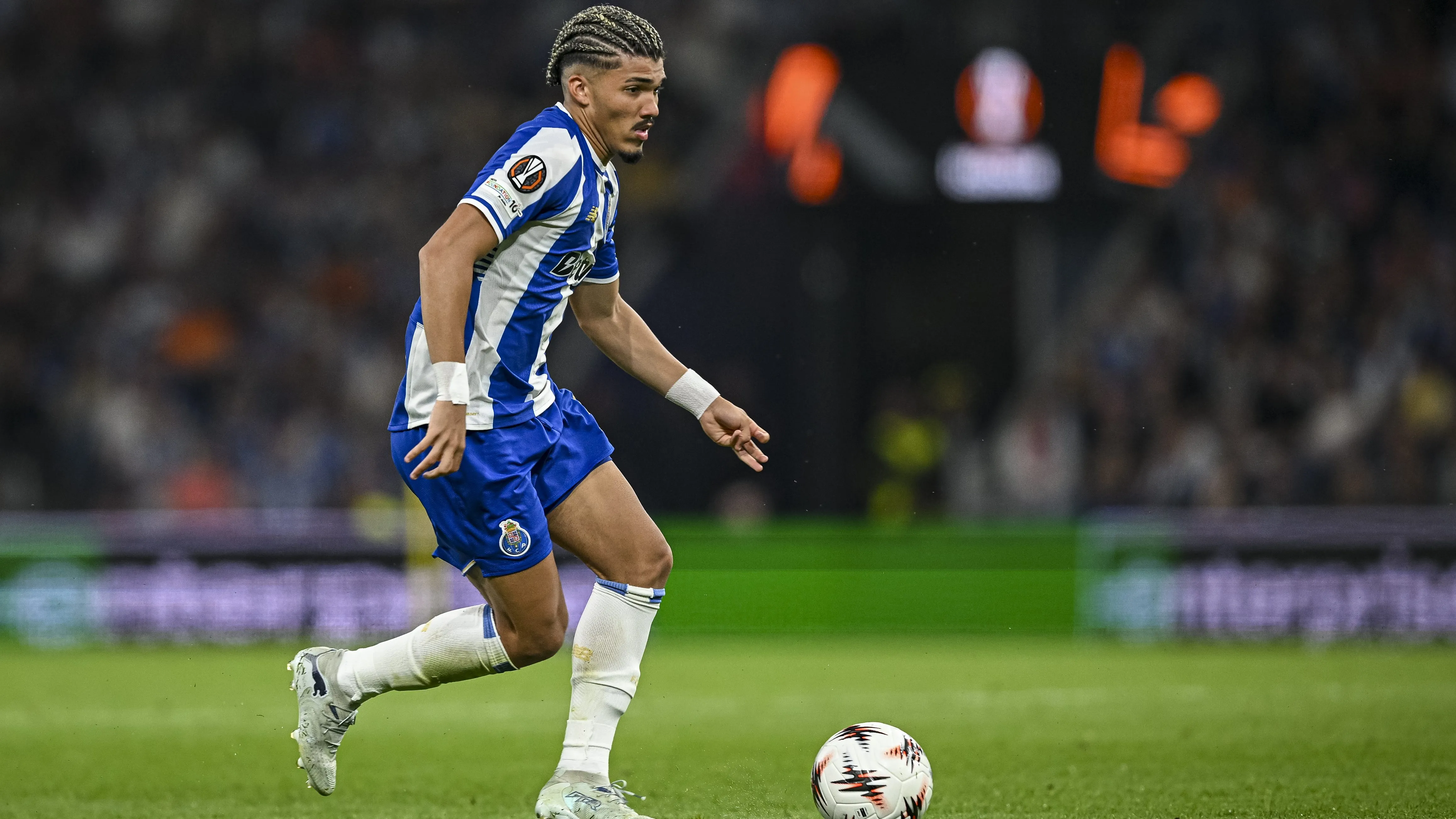 William Gomes, alvo do Arsenal, conduzindo a bola de uniforme azul e branco em jogo do Porto. Foto: Octavio Passos/Getty Images