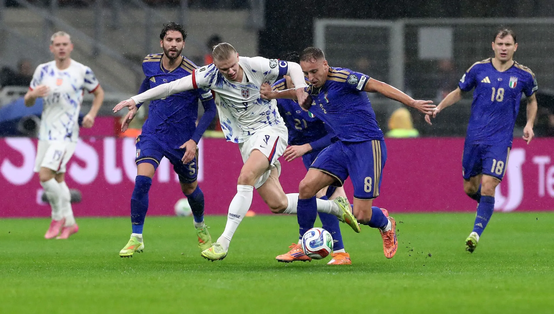 Erling Haaland, da Noruega, durante partida da Copa do Mundo. Foto: Marco Luzzani/Getty Images
