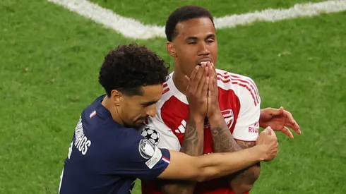 Marquinhos consolando Gabriel Magalhães. Foto: Richard Heathcote/Getty Images