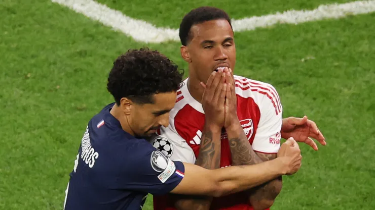 Marquinhos consolando Gabriel Magalhães. Foto: Richard Heathcote/Getty Images
