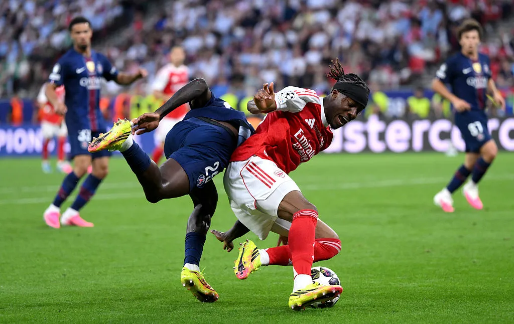 Madueke e Nuno Mendes em disputa. (Photo by David Ramos/Getty Images)