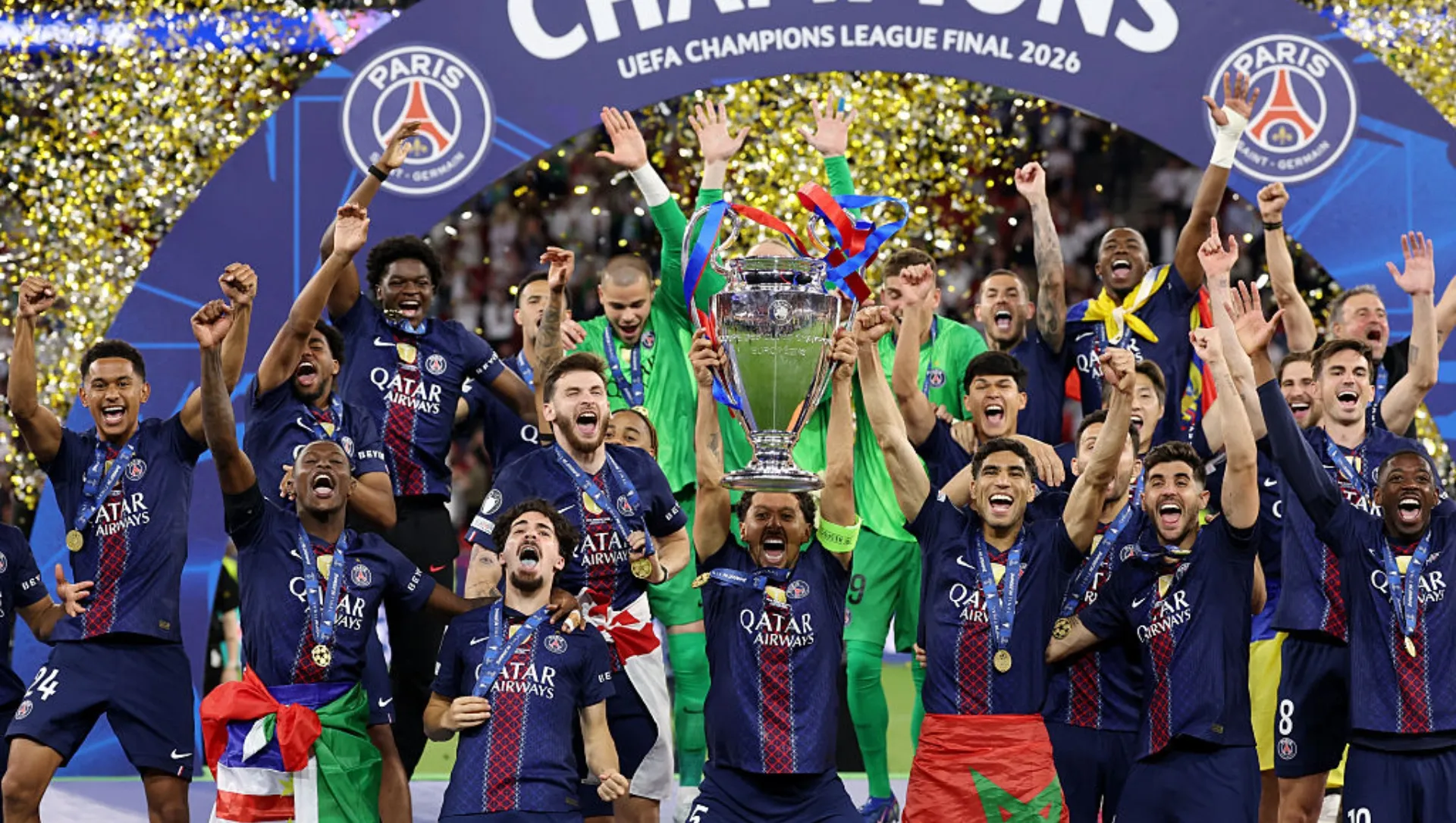 Elenco do PSG levanta a taça da Champions League