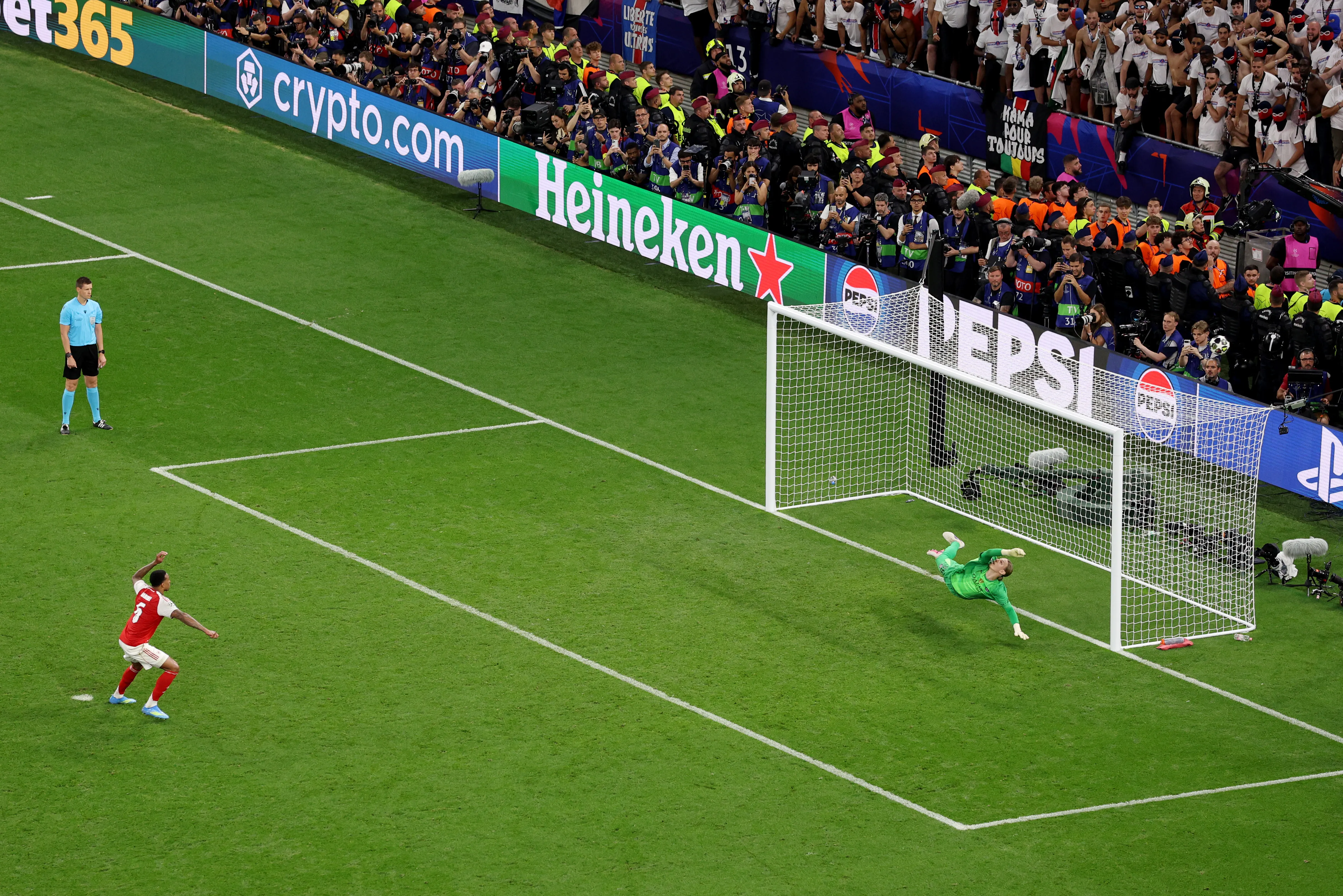 Momento em que o zagueiro desperdiçou a cobrança. (Foto: Richard Heathcote/Getty Images)