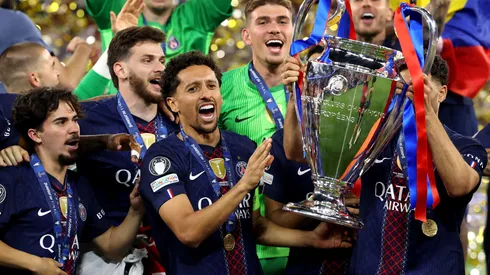 Marquinhos levanta a taça da Champions. Foto: Carl Recine/Getty Images