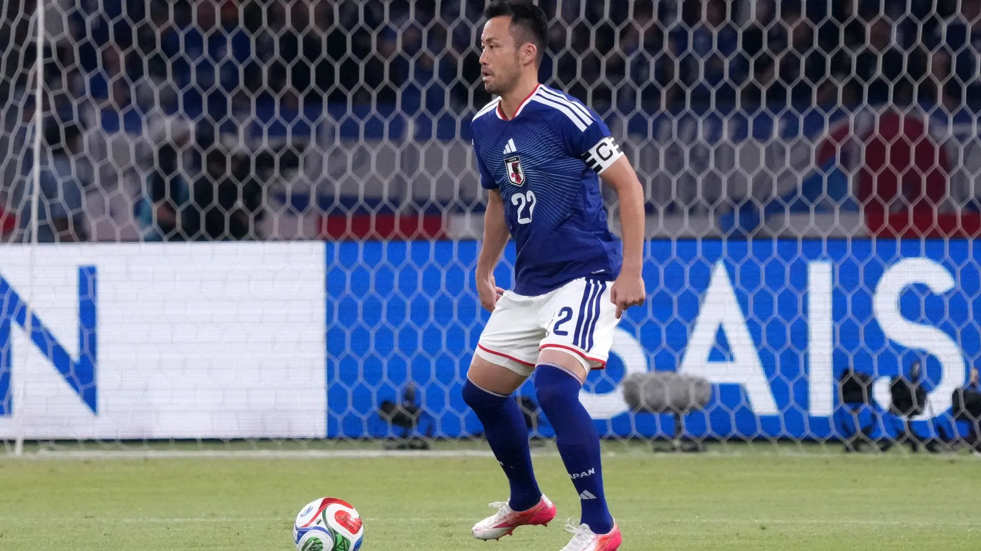 Yoshida disputou alguns minutos do amistoso entre Japão e Islândia (foto: Koji Watanabe/Getty Images)