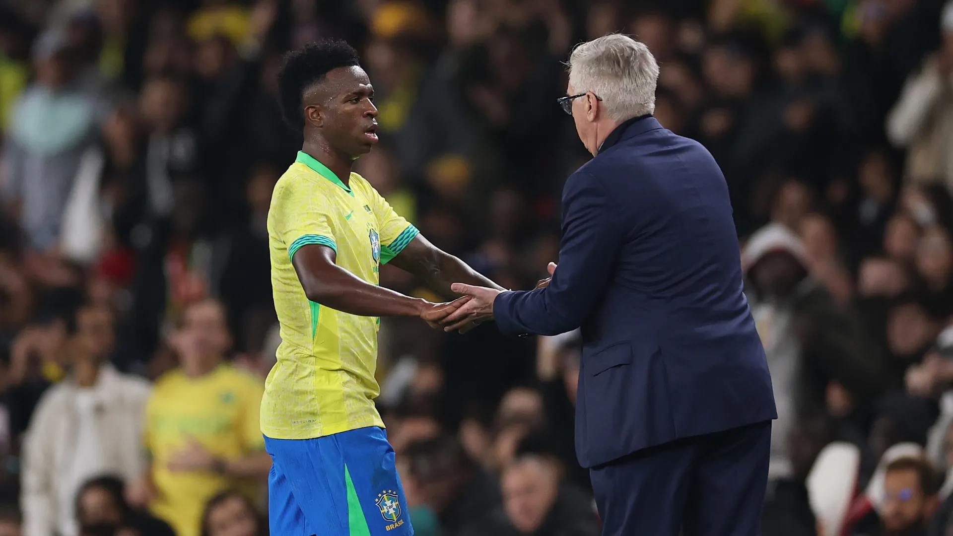 Carlo Ancelotti ao lado de Vinicius Junior 