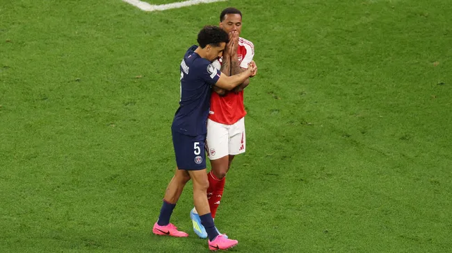 Marquinhos e Gabriel Magalhães (foto: Richard Heathcote/Getty Images)