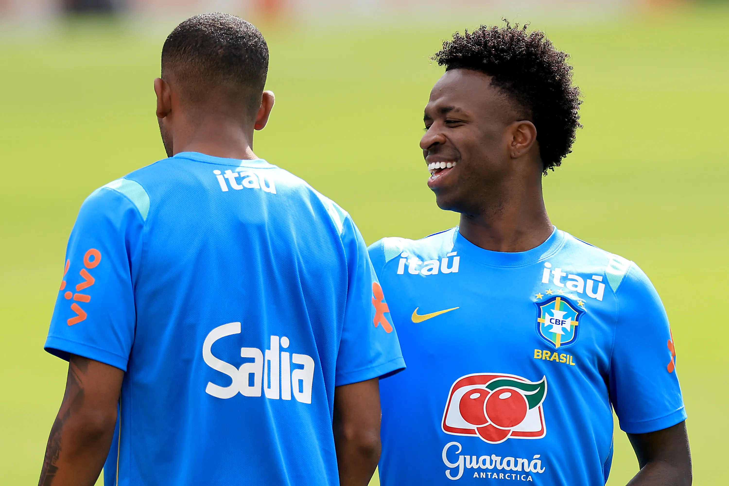 Vini Jr e Rayan durante treino da Seleção. Atacantes marcaram contra o Panamá.  (Photo by Buda Mendes/Getty Images)