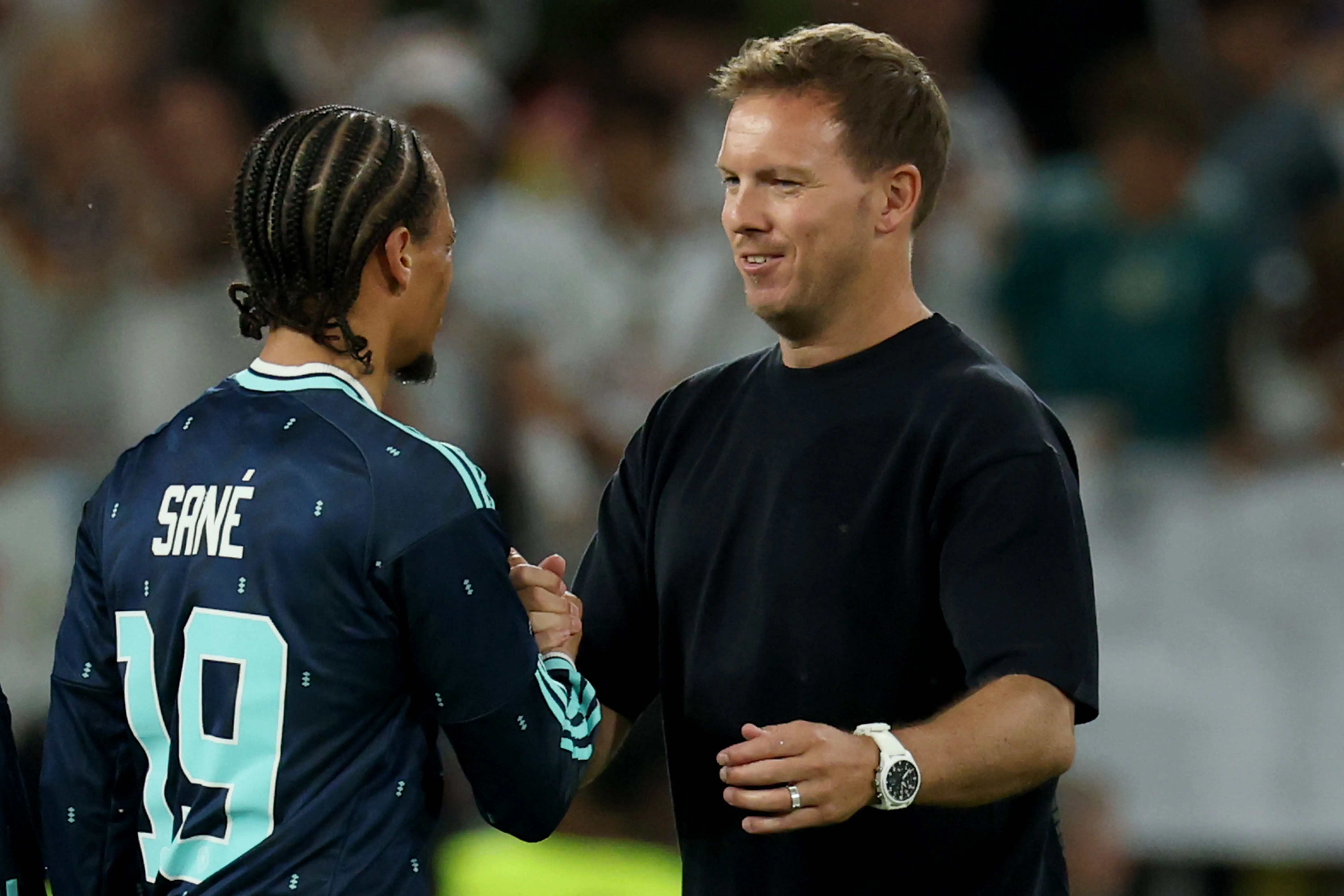 Nagelsmann cumprimenta Leroy Sané. (Photo by Alexander Hassenstein/Getty Images)